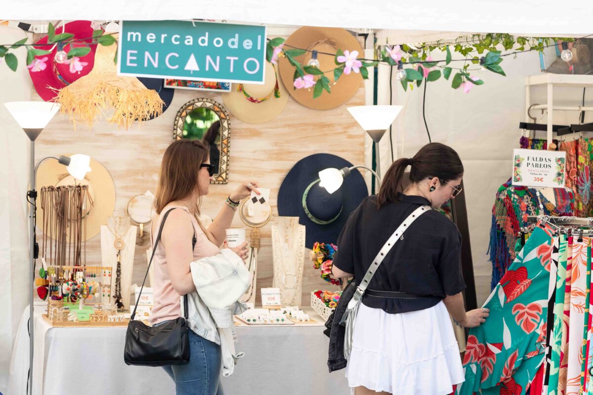 El Mercado del Encanto en la décima edición de Noches del Botánico 1 67a0edf9b0abc7b14d76b471 20240612 columpio asesino sidonie ©FerGonzalez 14 1